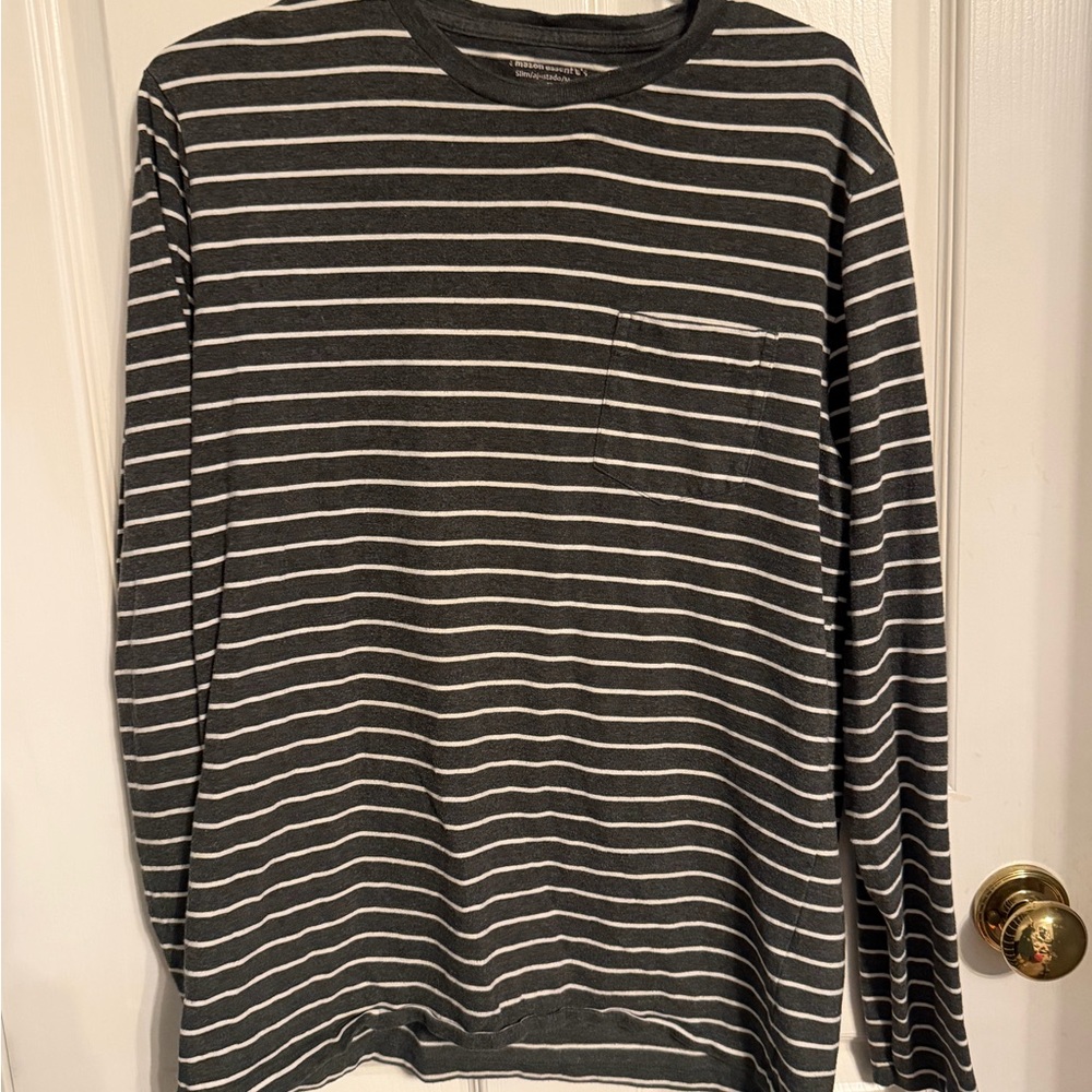 Amazon Essentials Gray and White Striped Long-Sleeve Pocket Tee, Men’s M